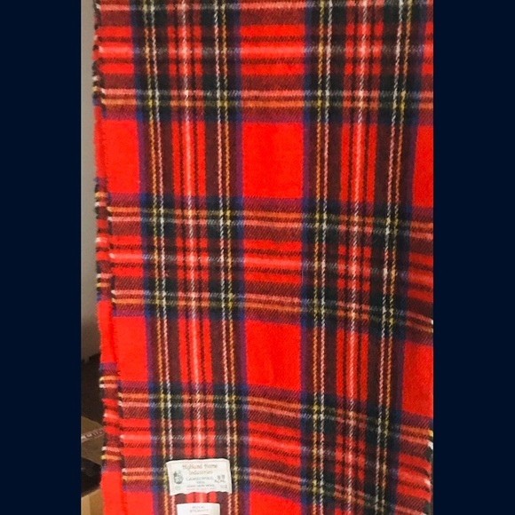 - Tartan Brushed 1O0% Lambs Wool Scarf with Fringe Authenic - Picture 2 of 3